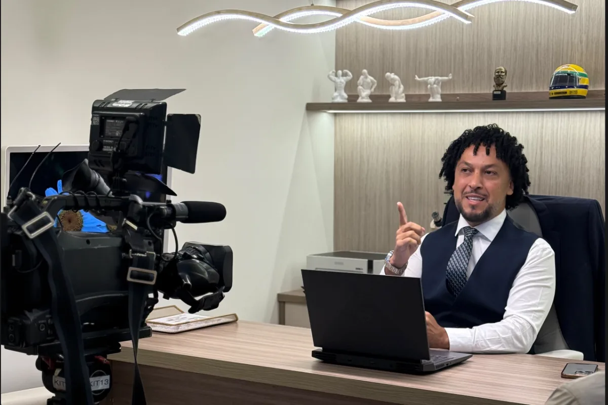 Dr. Leandro Barreto durante gravação, em frente à câmera