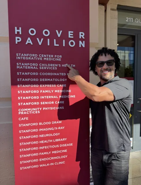Dr. Leandro Barreto no Hoover Pavilion, Stanford