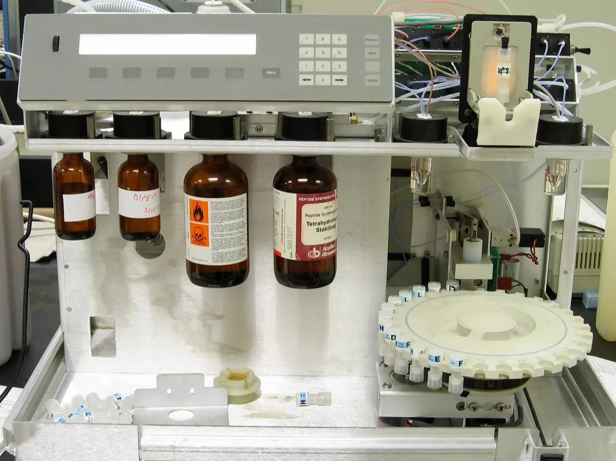 Sintetizador de peptídeos em laboratório